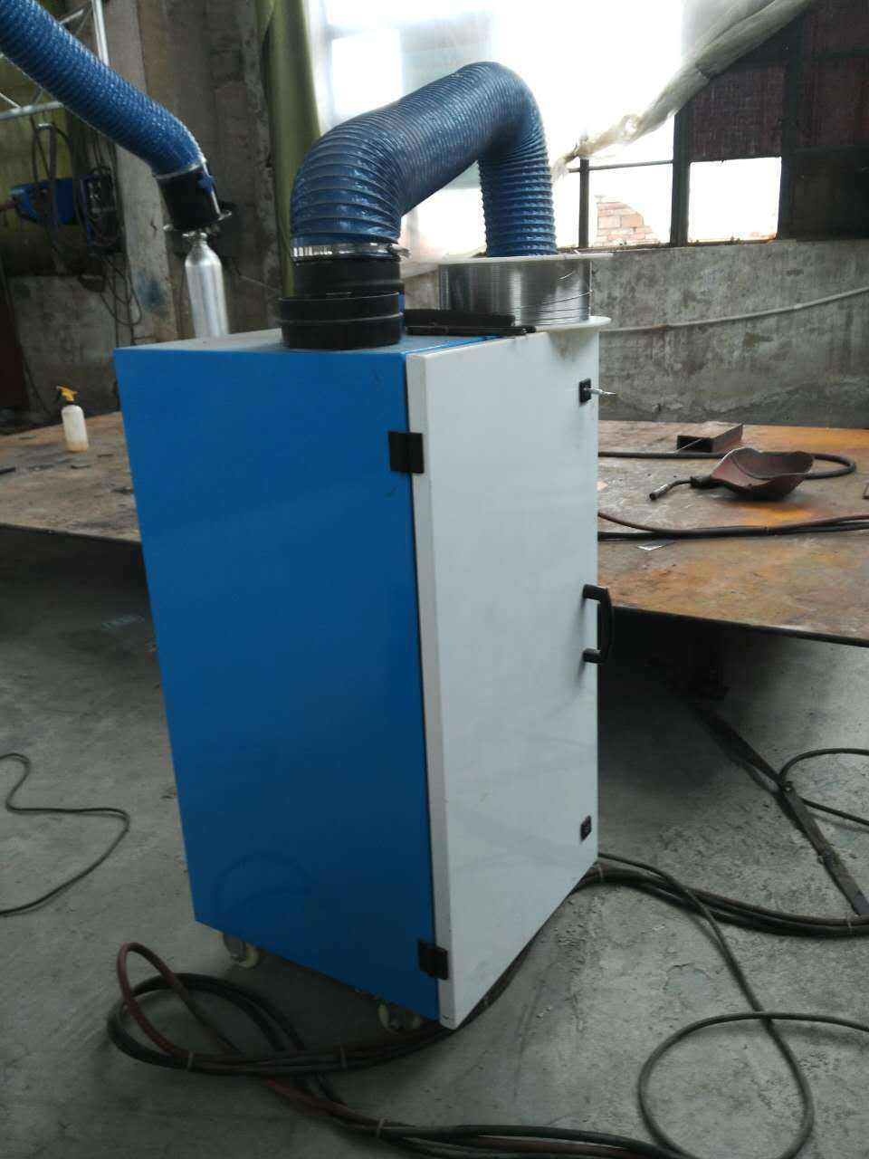 焊煙除塵器在襄陽黃工業(yè)場(chǎng)景中的應(yīng)用 工業(yè)移動(dòng)式焊煙凈化器解析